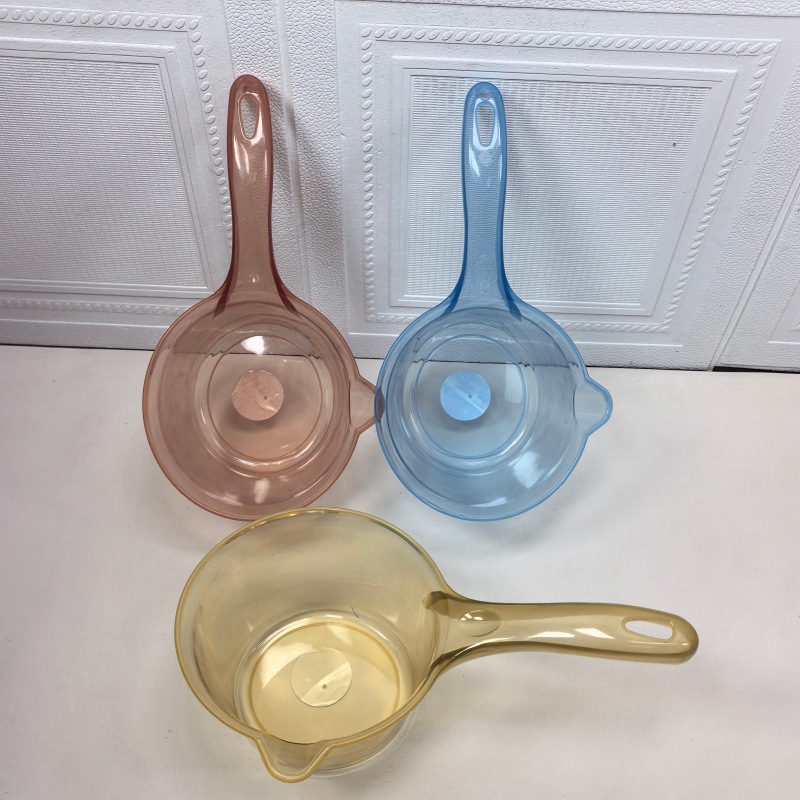 Cucharón de agua de plástico transparente con mango largo para colgar, para baño de niños y bebés, venta al por mayor.