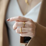 Золотое модное универсальное брендовое кольцо, легкий роскошный стиль, простой и элегантный дизайн, не выцветает