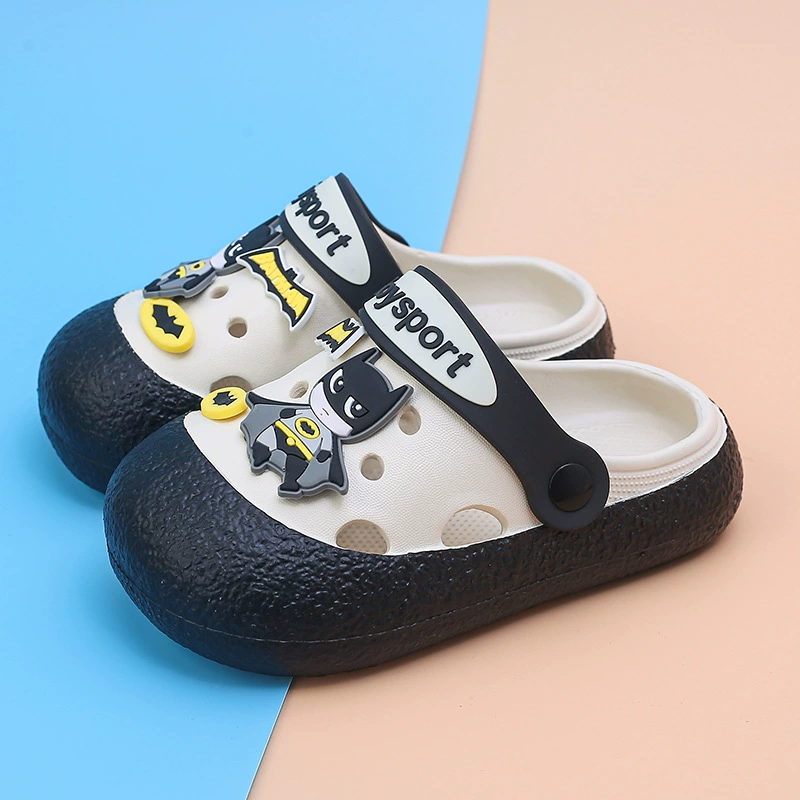 Детские тапочки, повседневная нескользящая обувь для мальчиков среднего и старшего возраста, детские сабо в семейном стиле Бэтмена 2025 года.