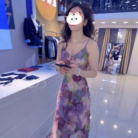 时尚气质名媛连衣裙2025夏季新款纯色泡泡短袖V领褶皱显瘦中长裙