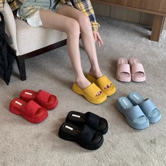 厚い底のスリッパの女性の夏の外は2025新型のネットの赤い超火の冷たいスリッパの女性を着てスカートのハイヒールのビーチの靴を配合します。