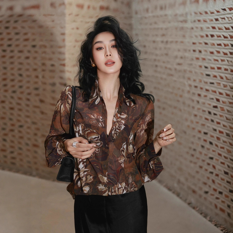 2025 Autumn Hot-Selling European and American Style Women's Shirt with Classic Turn-Down Collar, Fashionable Loose Fit, Warm Brown Floral Pattern