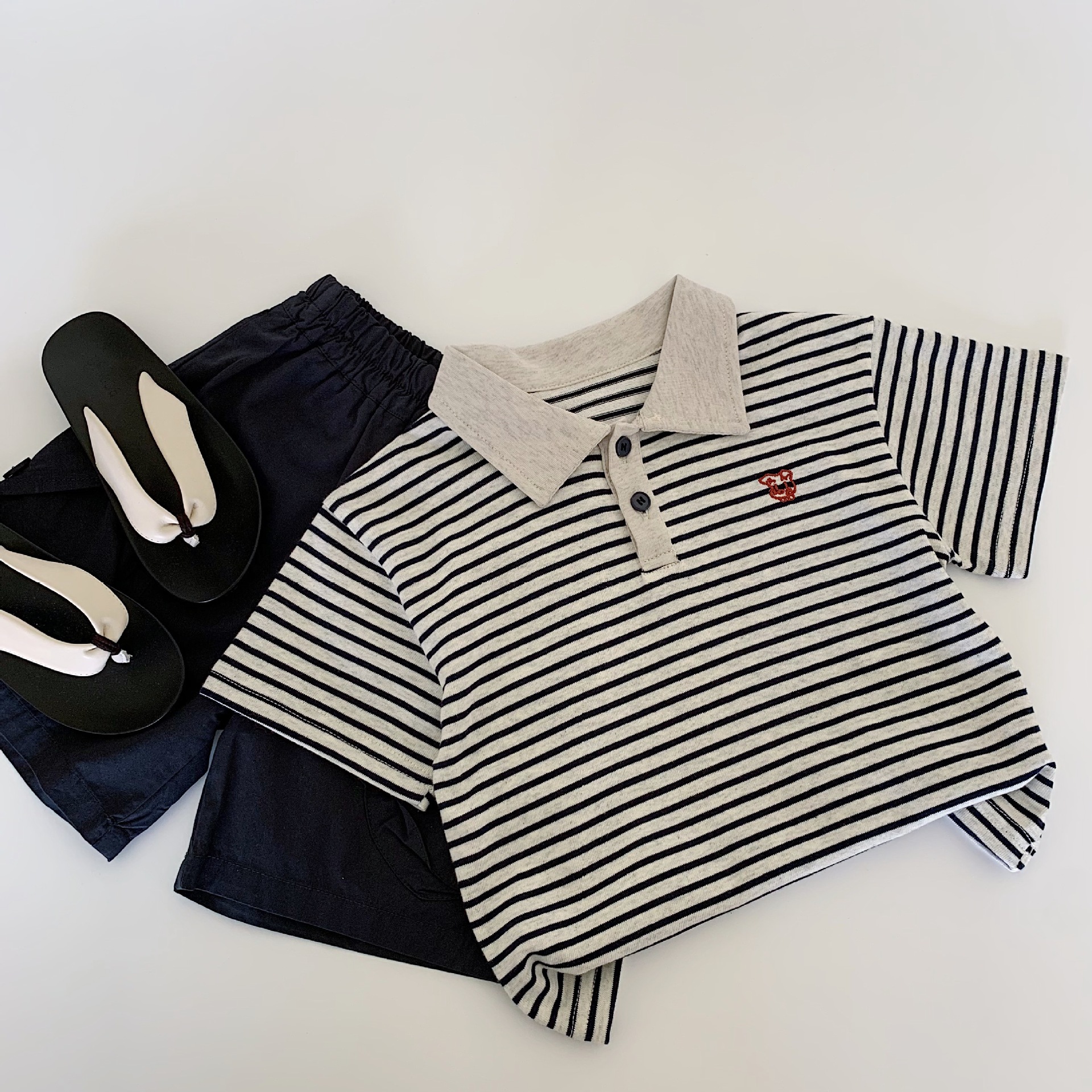 Polo de manga corta para niños Maibao para niños 2025 verano nuevo estilo para niños y niñas camiseta suelta a rayas para niños Zhili ropa para niños a