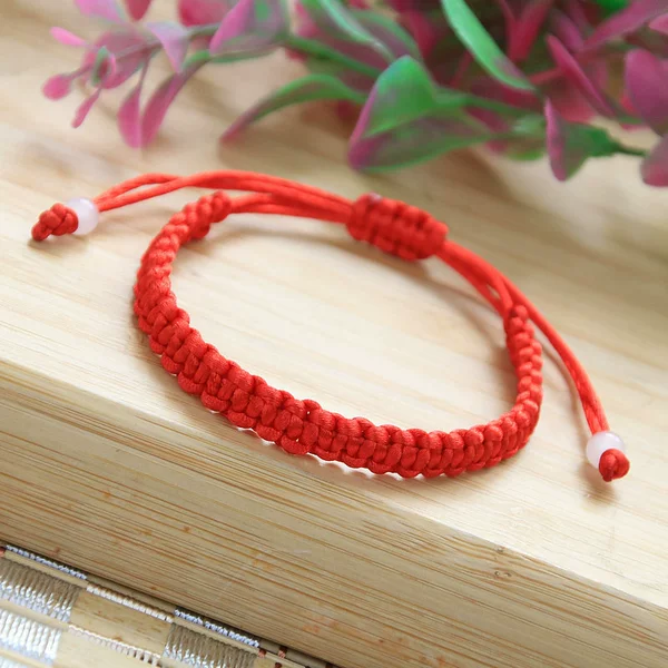 Adjustable flat red rope