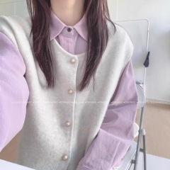 韓国版の高級感の薄い紫色の長袖のシャツの女性の中は底を打って2025秋冬のコーデュロイを重ねて上着のコートを着ます。