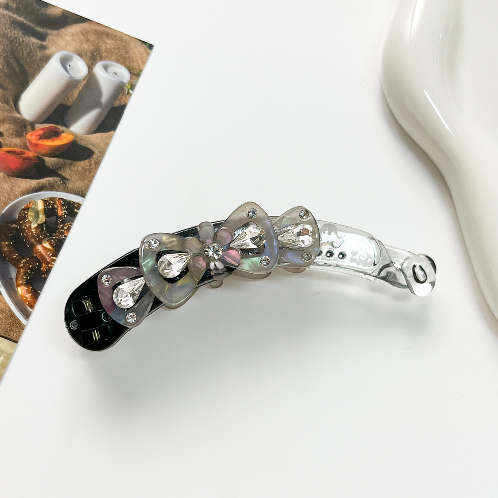 Banáncsipesz virágos mintával elegáns lófarok frizurához_voghion.com