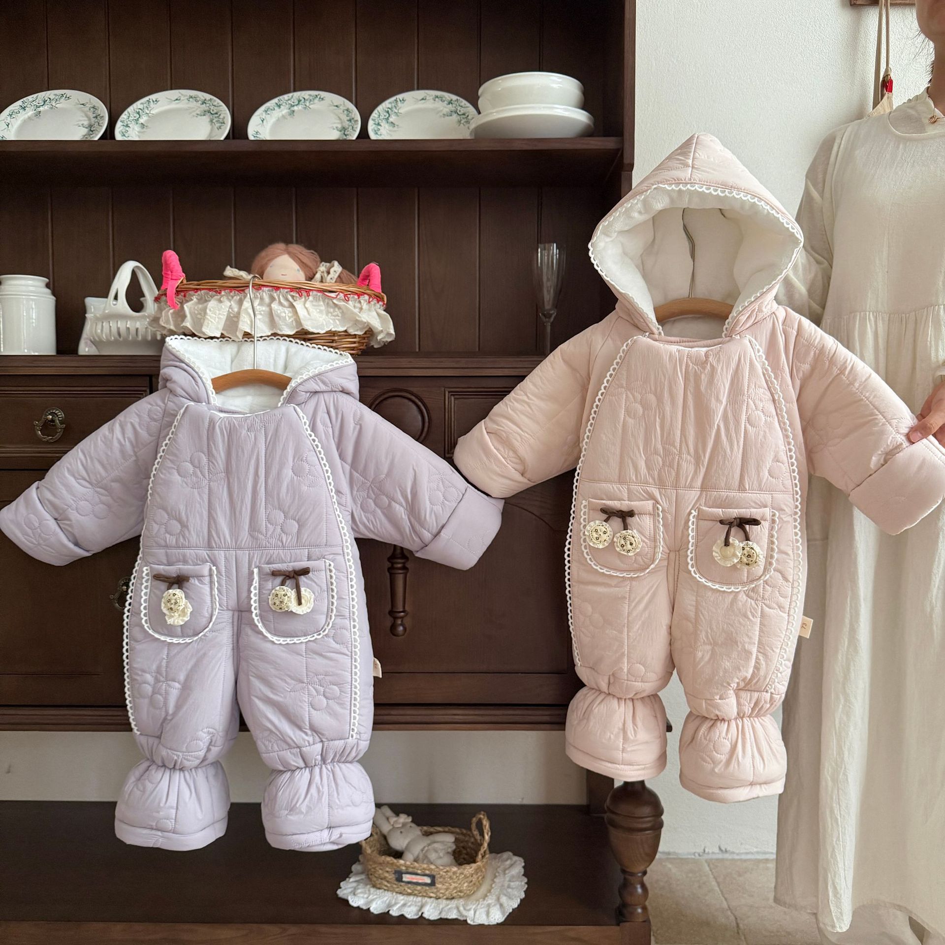 冬装婴幼儿新生儿樱桃连体衣加绒加厚男女宝宝保暖爬爬服外出棉服