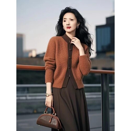 Women's Autumn/Winter Version of a Retro Fashion, Oversized Plaid Knit Sweater with a Charming, Elegant and Sophisticated Touch, Featuring a Light Scents of Chanel Style