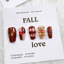 新款秋冬暖色系咖啡小熊美甲酒红爱心卡通纯欲穿戴甲手绘毛衣格