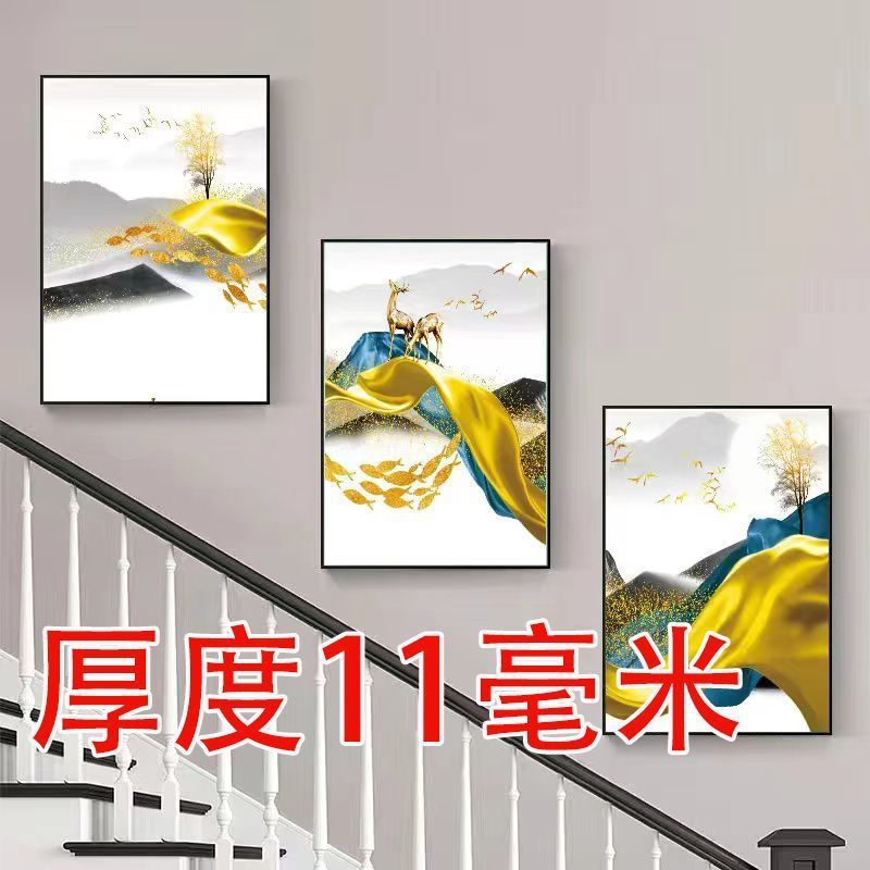複式階段の入り口の間に装飾画があります。|undefined