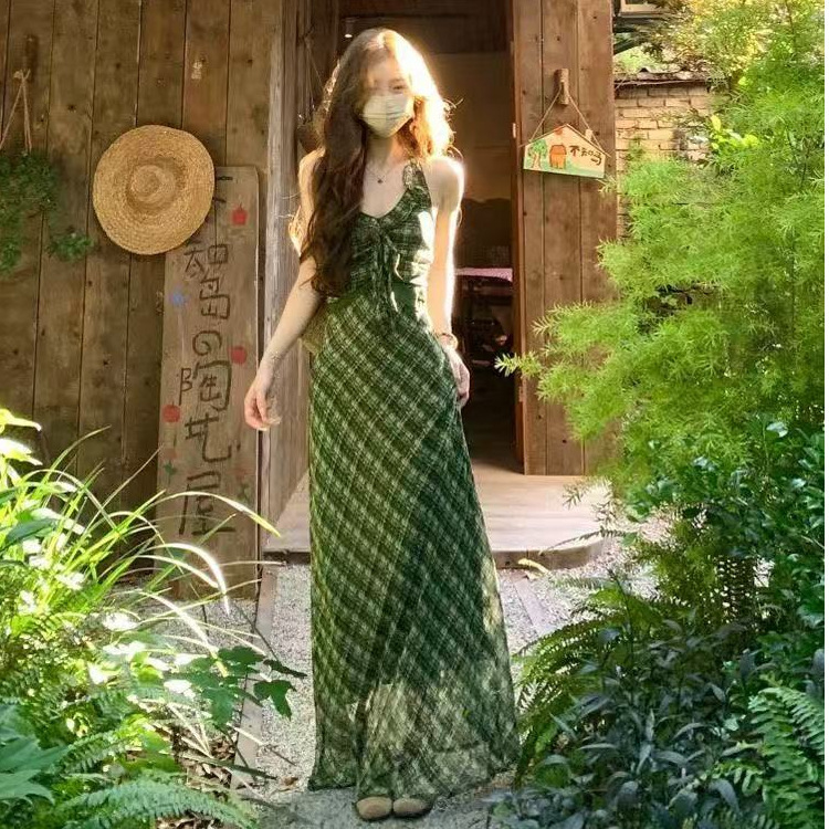 复古清新绿格纹吊带连衣裙女2025新款温柔气质收腰显瘦露背长裙|undefined