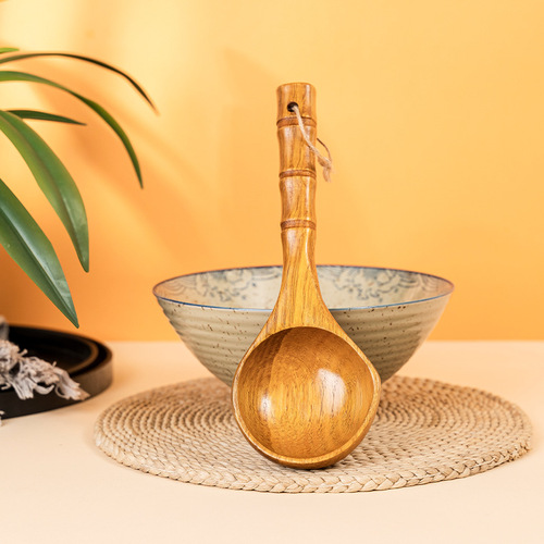 Internet-famous mukbang host uses a snail noodle-eating spoon, bird-beak wooden spoon, and water ladle—plus a long-handled, deep-mouth instant noodle bowl and a large wooden soup spoon for home use.