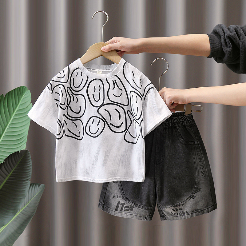7282 Traje de camiseta sonriente para niños Traje de verano de manga corta para niños guapos y guapos 2025 nuevo traje de verano de dos piezas de la calle frita de verano