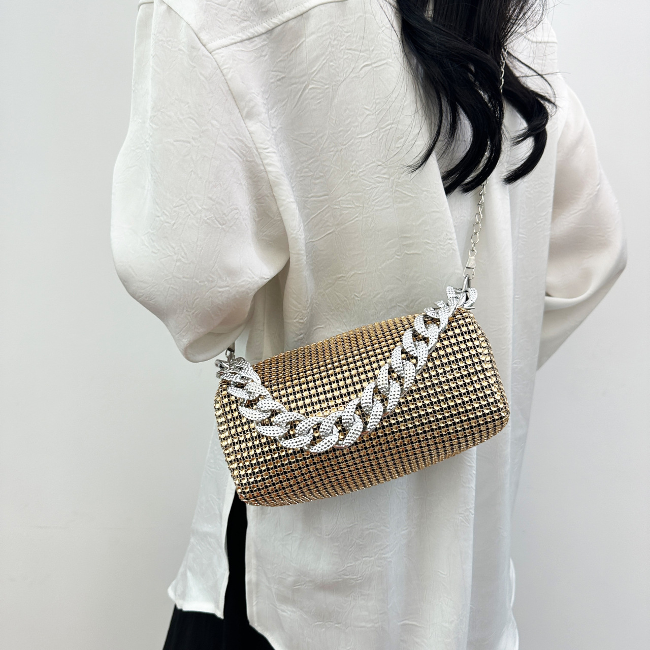 Bolsa de cadena de taladro de la red de comercio exterior para mujeres 2025 nueva primavera personalidad explosión de estilo extranjero hombro nicho bolsa de cena para mujeres