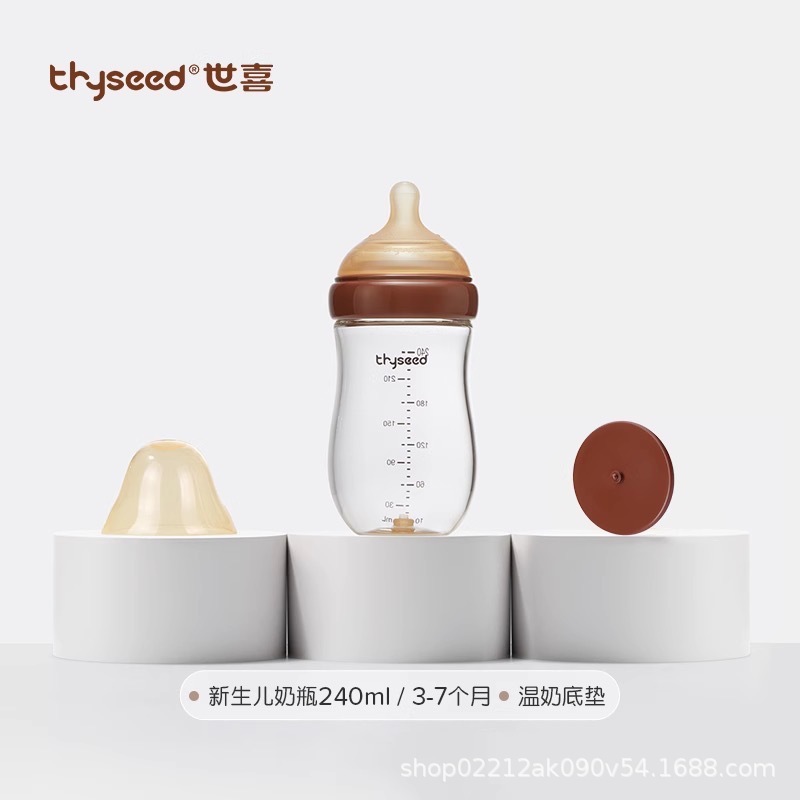 世喜の赤ちゃんはコップを飲みます。ミルクを飲みます。|undefined