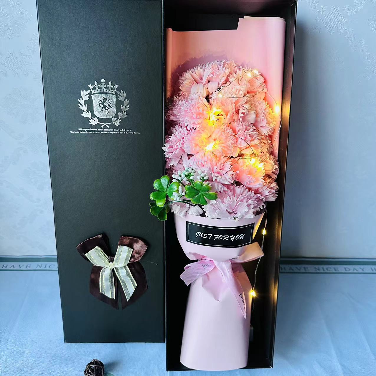 Weihnachtsgeschenke: Seifenblumen-Geschenkbox mit 19 Rosen und Nelken – ideal als Valentinstags-, Geburtstags- oder Muttertagsgeschenk._voghion.com