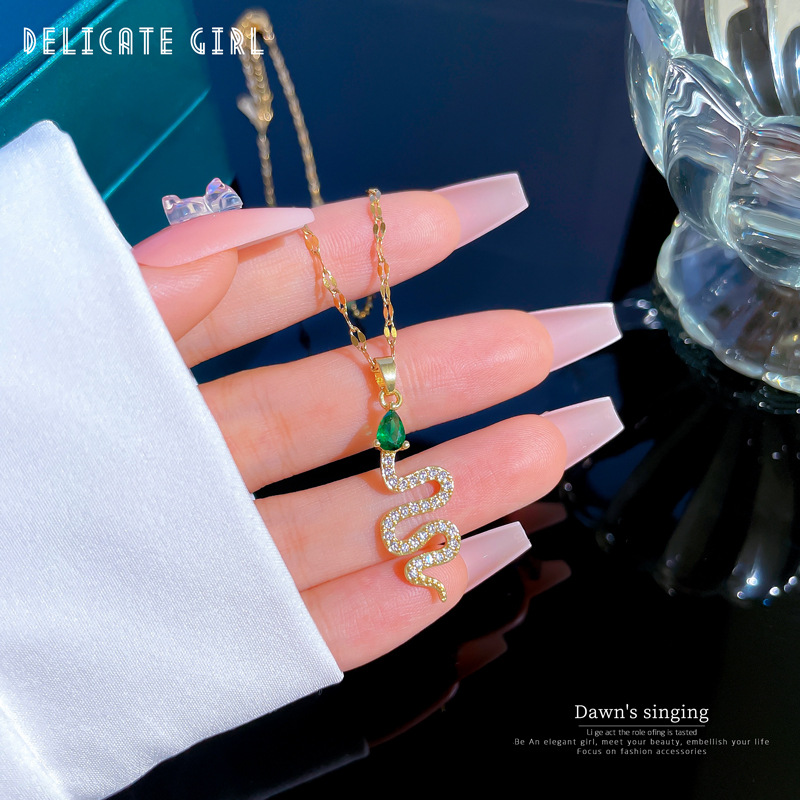 Collar serpiente de oro con piedra verde y cuentas para mujer_voghion.com