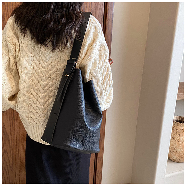 Nieuwe Retro Niche Design Tas voor Vrouwen Licht Luxe Hoge Esthetische Waarde Enkele Schouder Crossbody Tas Grote Capaciteit Brede Schouderband Emmer Tas_voghion.com