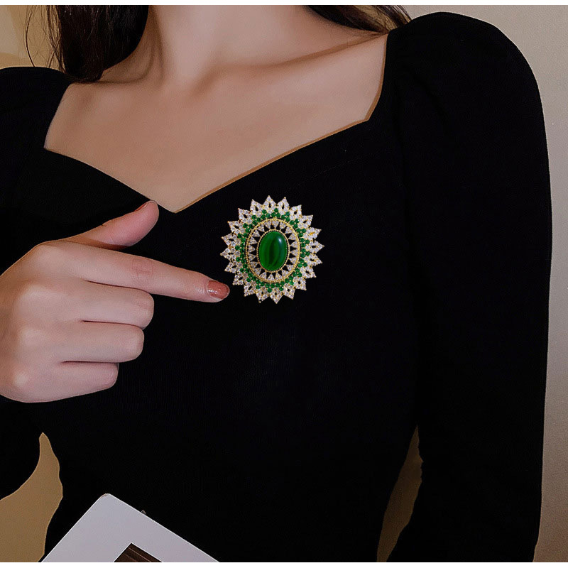 Japanese and Korean new luxury zircon brooch Palace style emerald high-end elegant female pin cheongsam coat accessories batch