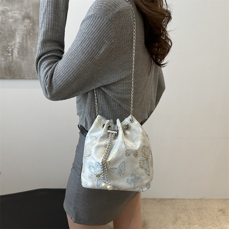 Nueva bolsa de diseño de nicho chino 2024 nueva bolsa de hombro de cadena de alta calidad, bolso de cubo de bordado universal