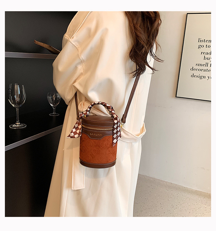 Women's Small Pu Leather Color Block Vintage Style Bucket Zipper Bucket Bag display picture 3