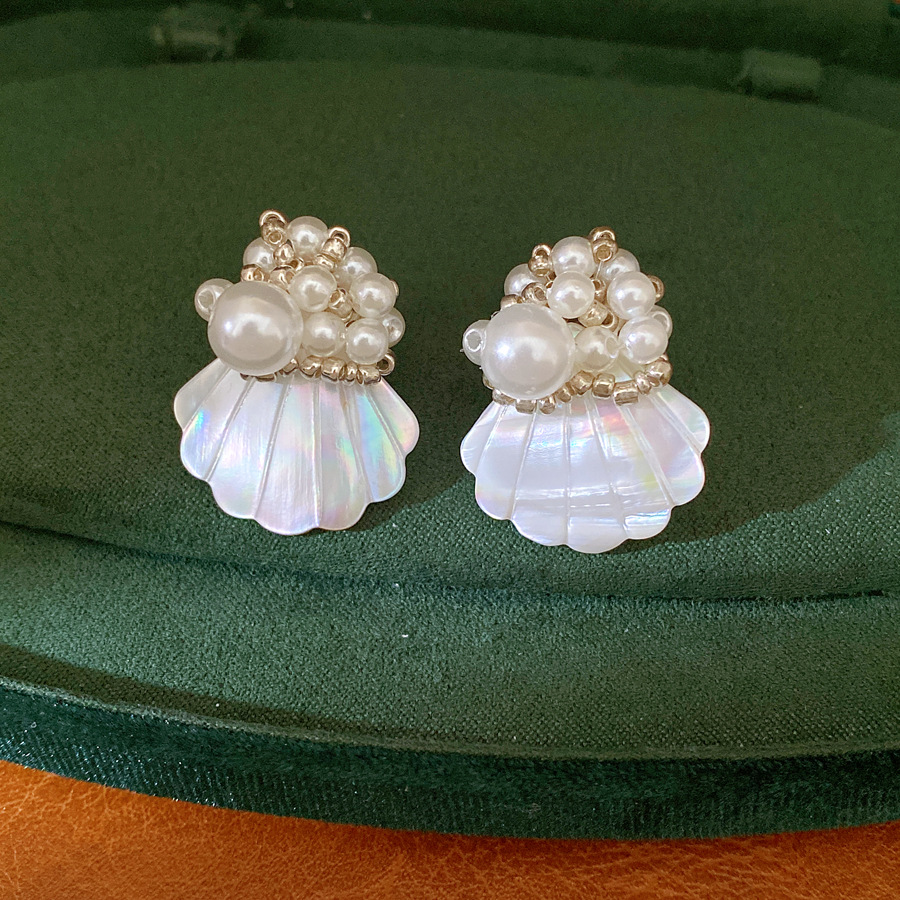 Agujas de plata flores gota de agua perlas personalidad exquisita nicho temperamento pendientes ligeros de lujo alta sensación de pendientes mujeres al por mayor