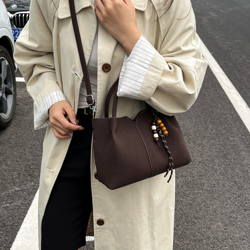 Bolso de mano de alta sensación de moda bolso de balde de mujer 2025 invierno retro simple bolso de hombro temperamento mochila de viaje