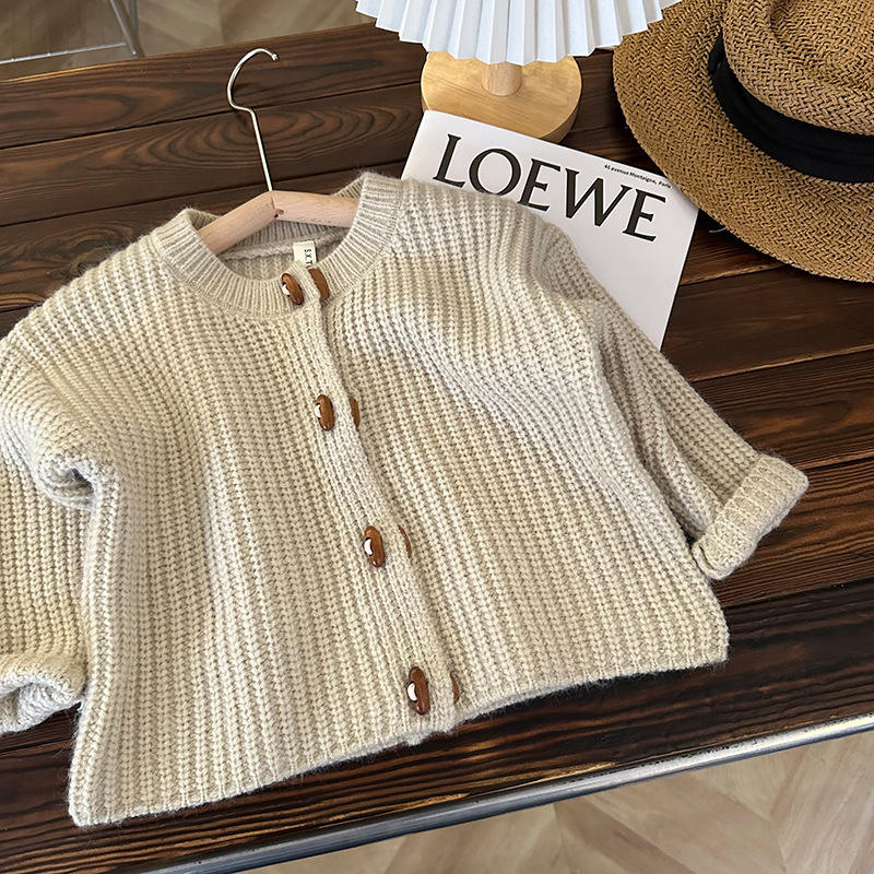 Suéter para niños con botones de cuerno, estilo coreano, cárdigan de punto, nuevo para otoño/invierno 2023, retro, versátil, abrigo de moda para niñas, de tendencia