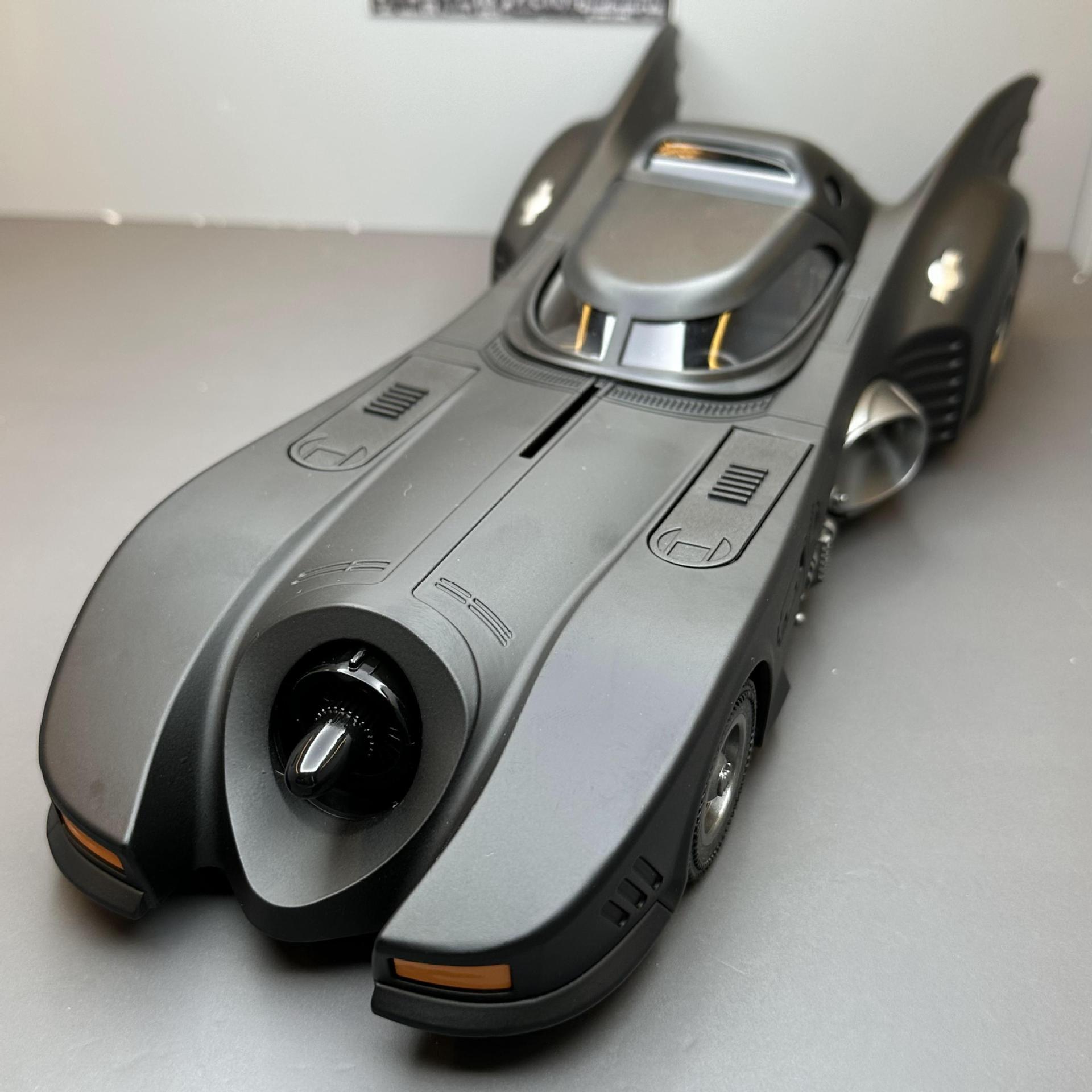 Qiyi aleación coche modelo 1:18 genuino Batman carro deslizante sonido y luz juguete clásico coche modelo decoración colección