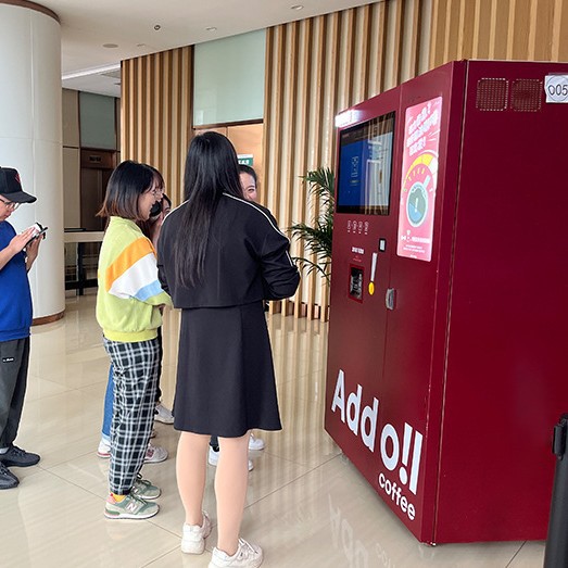 Cafetera de hielo vertical recién molida docenas de bebidas mezcladas y combinadas con cubitos de hielo cuadrados, fondo inteligente