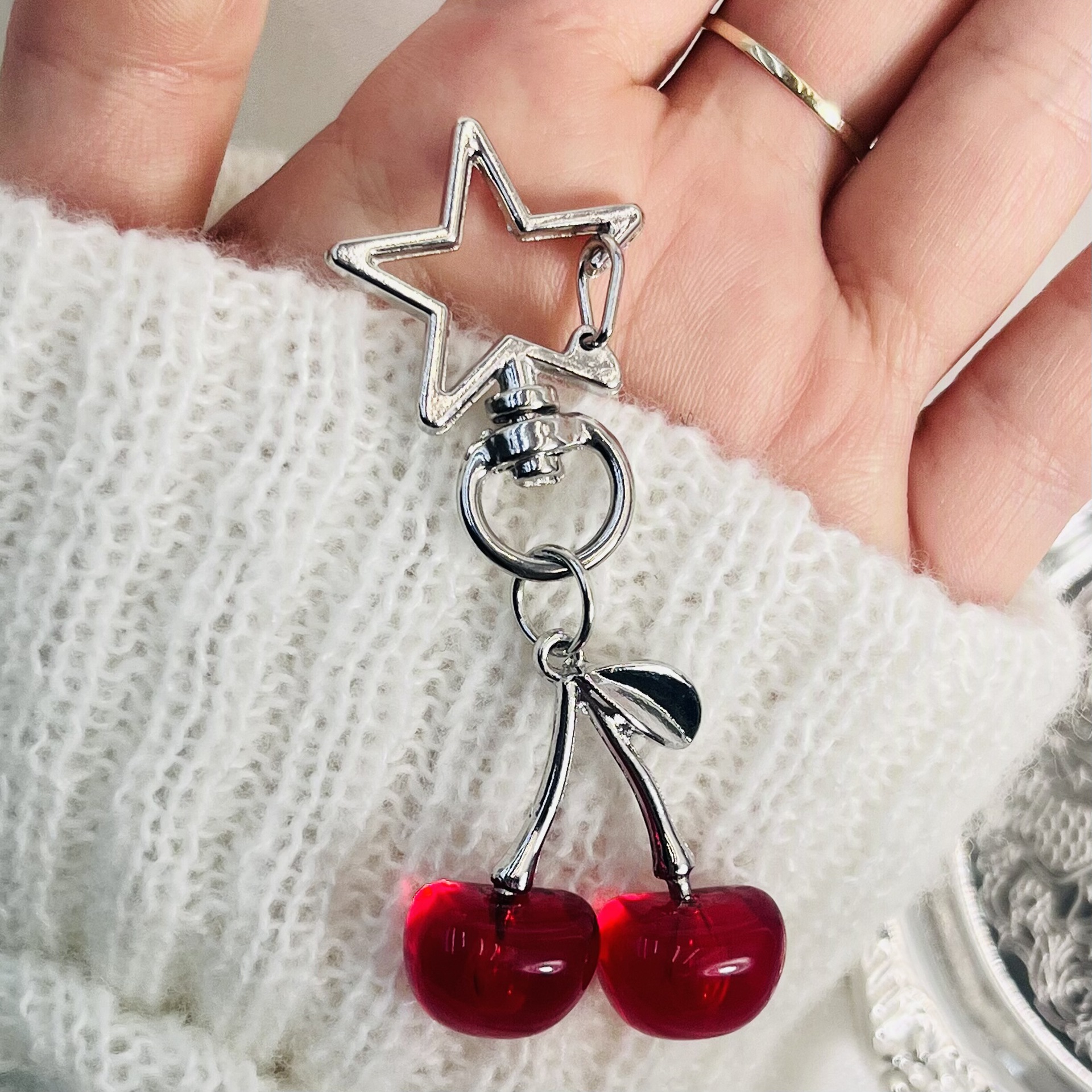 Kreativer Metall-Schlüsselanhänger in Kirschform mit Fünfzackigem Stern, Simulierter Fruchtanhänger, Mädchen-Taschen-Schlüsselring, Niedliche Dekoration, Geschenk – Detail 2