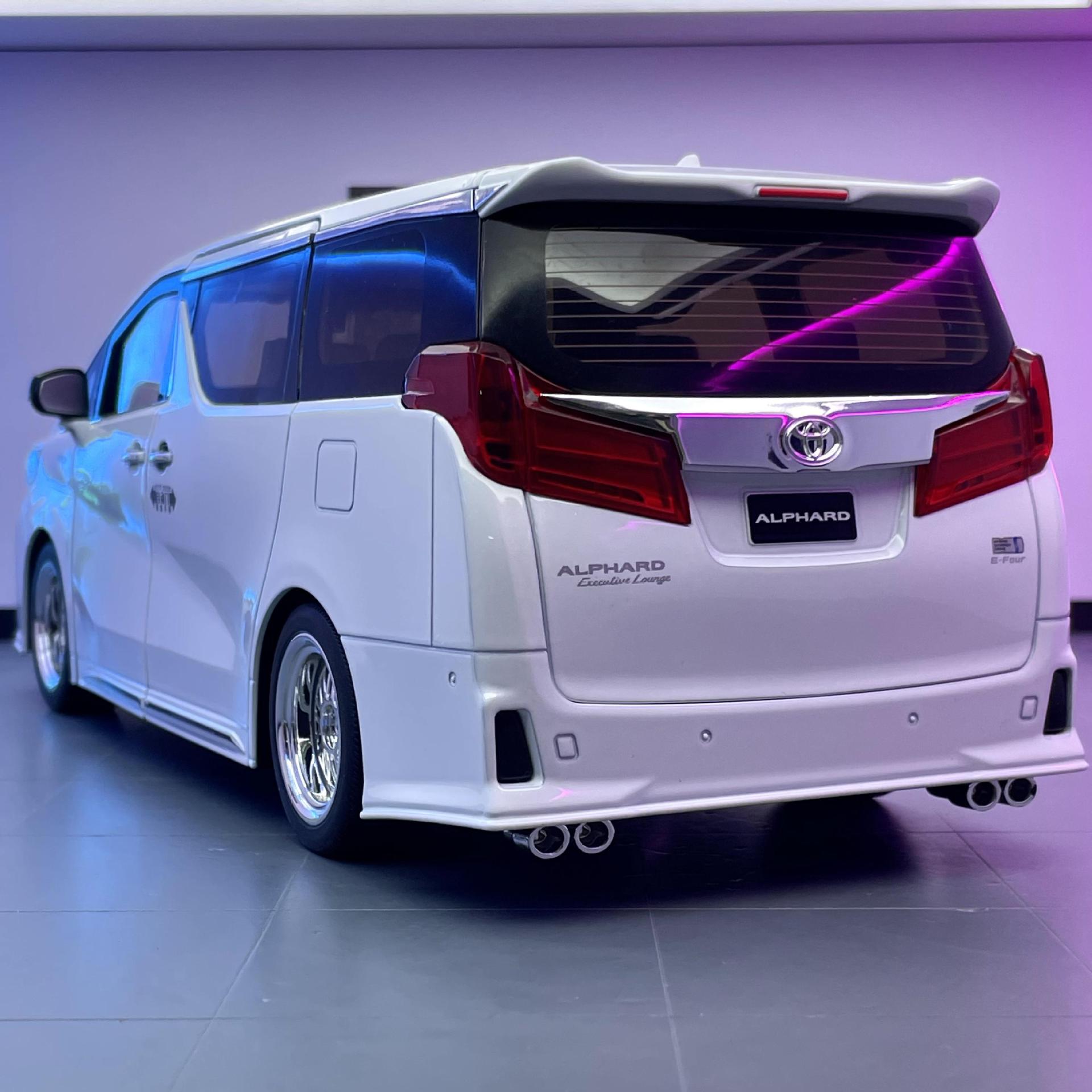 Modelo de coche de aleación Qiyi 1:18 Toyota Alpha doble puerta eléctrica con luz y sonido modelo de coche decoración colección de regalos