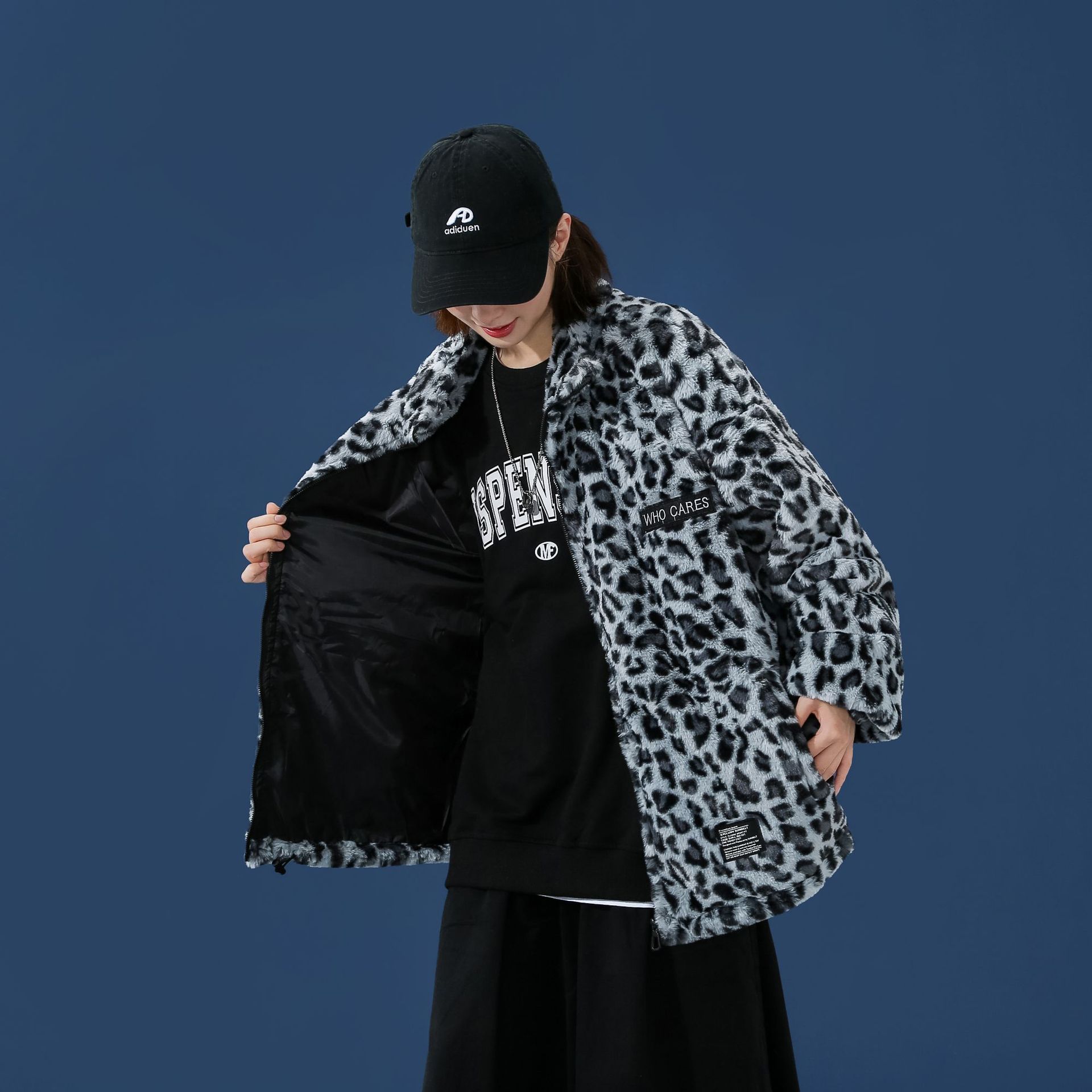 2021秋冬の新型紳士服のファッションブランドのゆったりした短いモデルのぬいぐるみのヒョウ柄のジャケットの綿服の綿服のカップルのスタンドカラーのコート