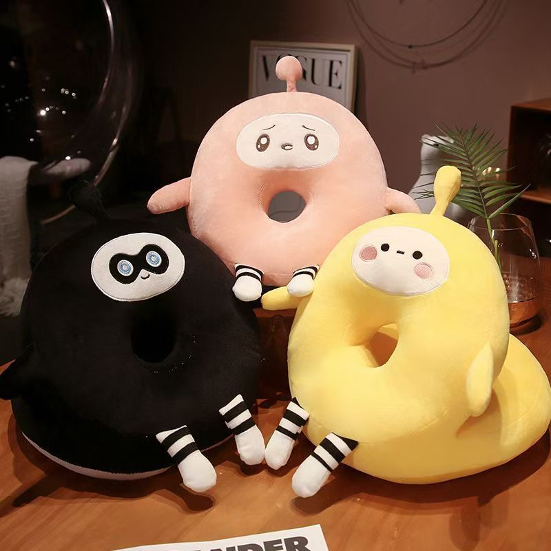 かわいい創意的な昼休みの枕の卵の子のパーティーは腹ばいになります。|undefined