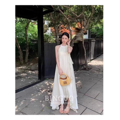 女性のハスの葉の辺はやせている花の肩を現して首の夏のワンピースのベストのスカートの新型の気質のフランスのガーターの立体を掛けます。