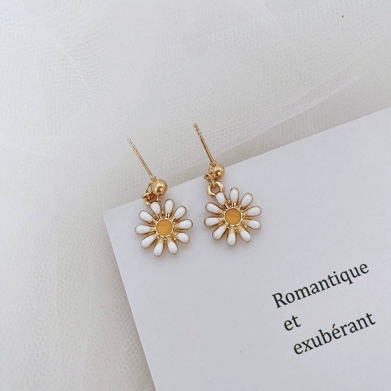 Pearl earrings, small elegant studs, light‑luxury minimalist style