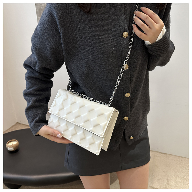 The 2024 autumn new embossed diamond-shaped single-shoulder crossbody bag with a chain design is a niche, fashionable, simple and retro small square bag undefined