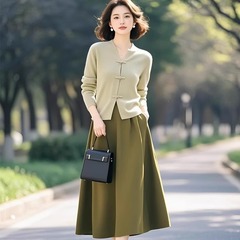 今年流行的针织套装女装秋冬季新款V领盘扣针织衫半身裙两件套