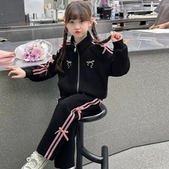 中の子供の女の子のファッションの洋風の蝶結びのスーツの女の子の春秋の新型のレジャーのスポーツの風の2つのセット