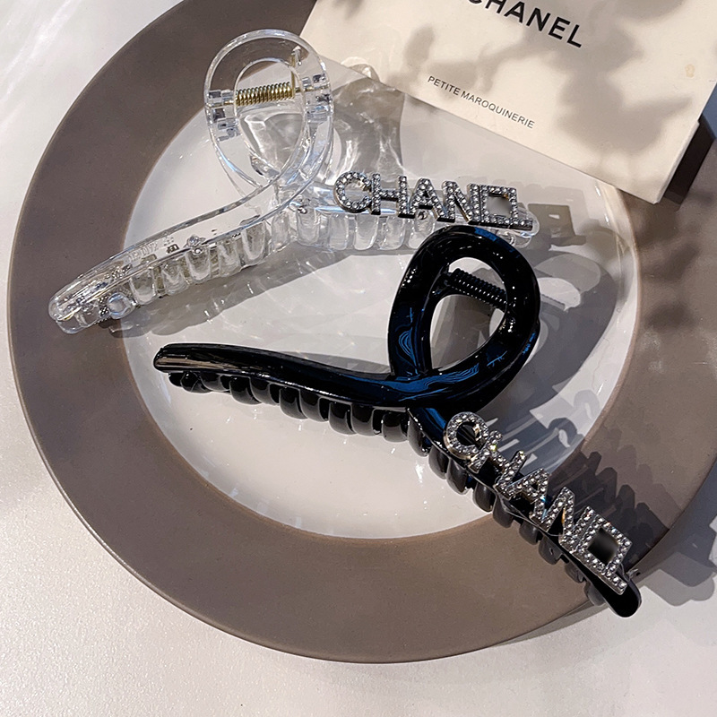 Solid color elegant crab pin