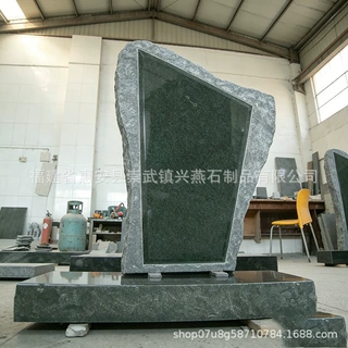 定制自然毛边幻彩绿花岗岩墓碑 异形原石纪念碑 工厂直销