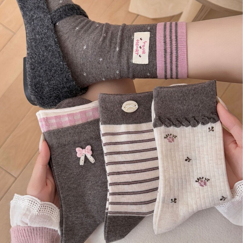 Autumn and winter Japanese-style floral bow mid-calf socks, sweet and trendy striped fabric label slouch socks for women, wholesale from Zhuji sock industry
