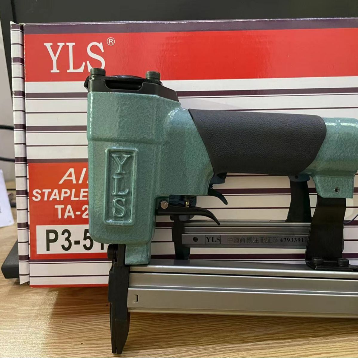 厂家直供台湾气动片钉枪正品片钉打钉枪现货批发