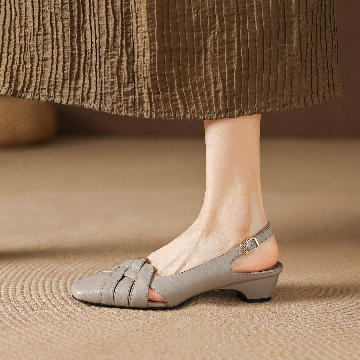 Sandal nữ da cừu mũi nhọn quai ngang gót vuông 6 cm — đen