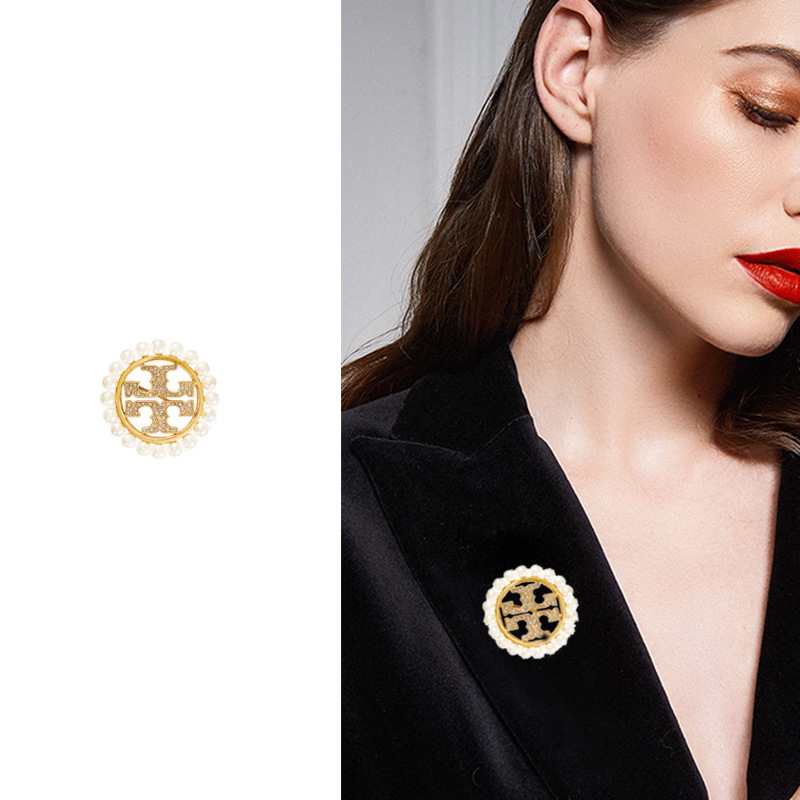 欧美TB外贸时尚气质优雅珍珠镶钻logo胸针帽花领花ins礼物情侣