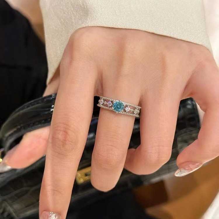 Designerring för kvinnor med blå zirkon och ihålig design_voghion.com