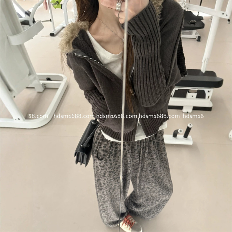 Lazy Weekend: “Soft Gray Leopard Print” casual straight-leg pants with elastic waist and slightly tapered cuffs Lazy Weekend: “Soft Gray Leopard Print” casual straight-leg pants with elastic waist and slightly tapered cuffs