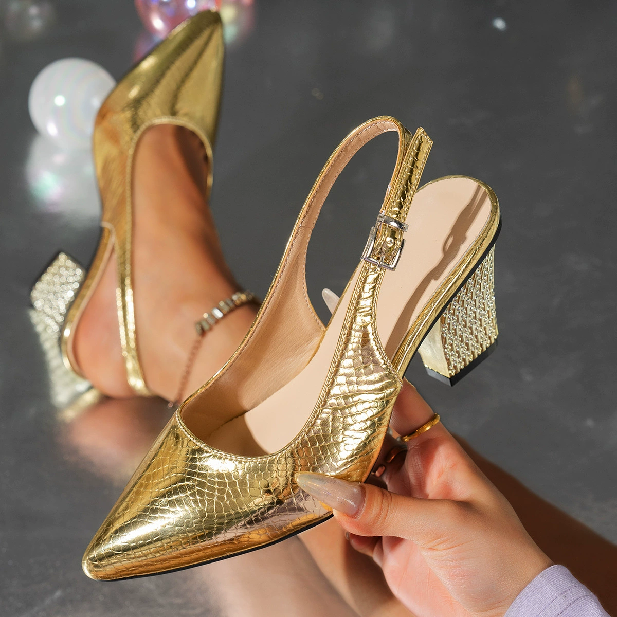 Трансграничная внешняя торговля Европейские и американские туфли на высоком каблуке 25, толстые каблуки, балетки с открытым носком, сандалии большого размера с открытой пяткой, новые оптом