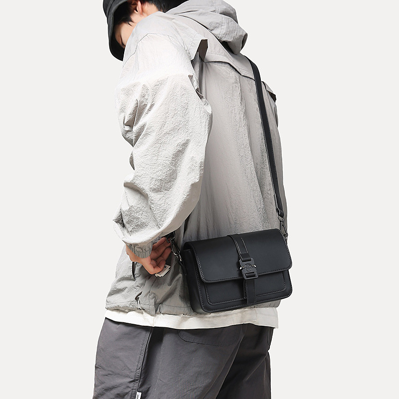 Borsa a tracolla da uomo in stile Sling Bag, design di nicchia, alta qualità estetica, piccola borsa quadrata, trendy e_voghion.com