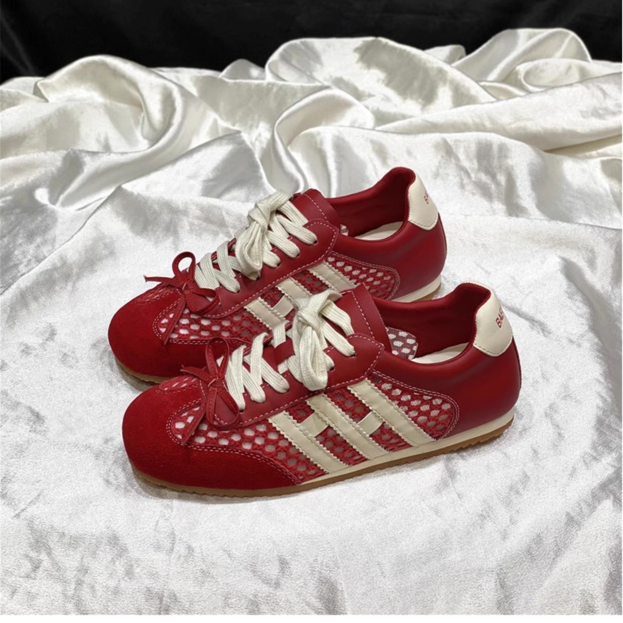 Los primeros zapatos casuales deportivos de cuero con superficie de malla transpirable estilo antiguo y explosivo para mujer 2025 verano nuevo estilo ligero y plano zapatos de red de entrenamiento alemán